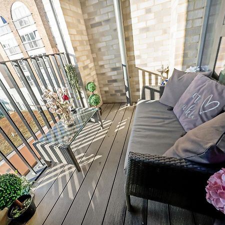 Greenwich Apartment With A River View & Balcony Near The 02 Arena & North Greenwich With Free Wifi & Fast Links Into Central London Bagian luar foto