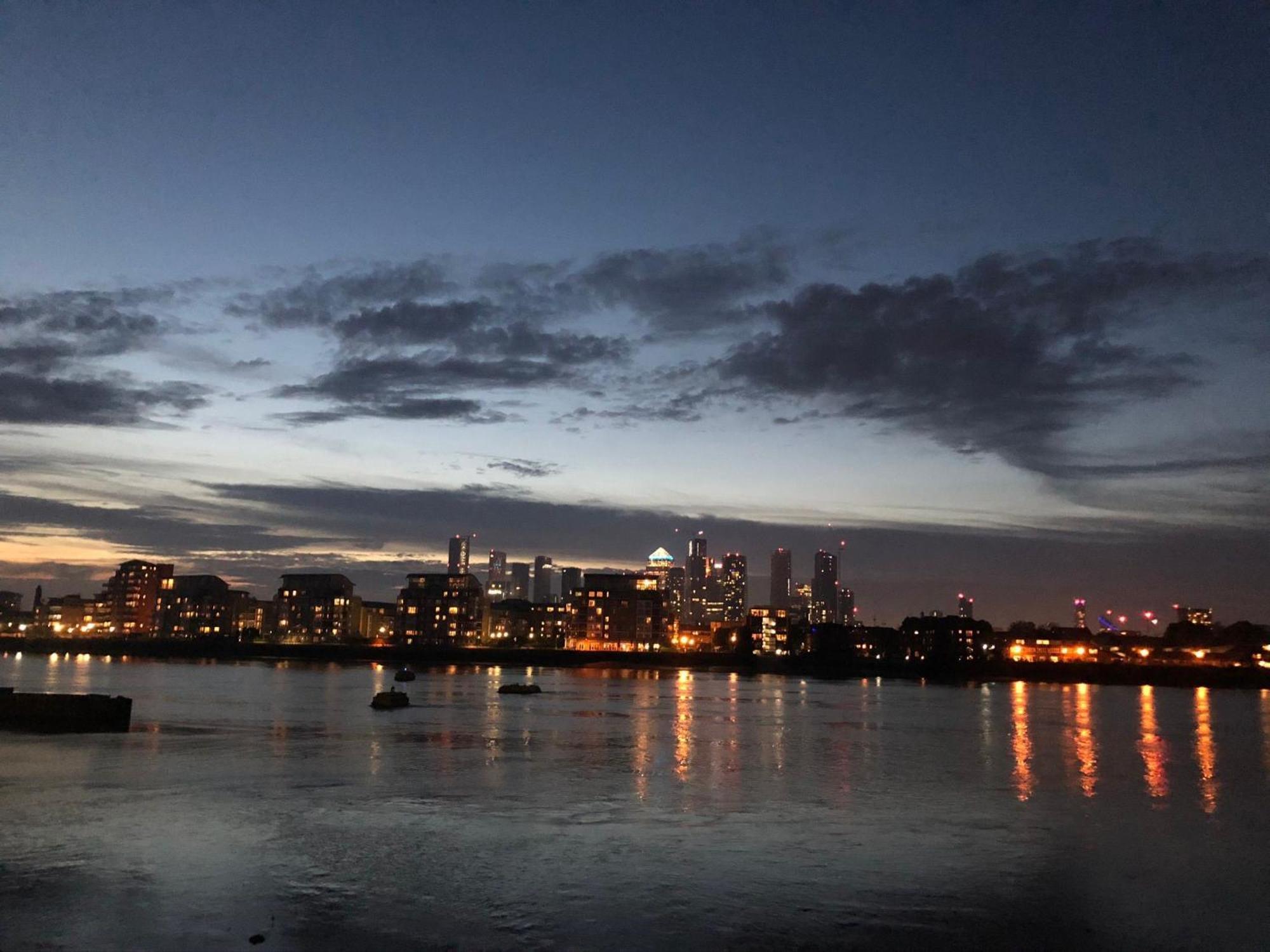 Greenwich Apartment With A River View & Balcony Near The 02 Arena & North Greenwich With Free Wifi & Fast Links Into Central London Bagian luar foto