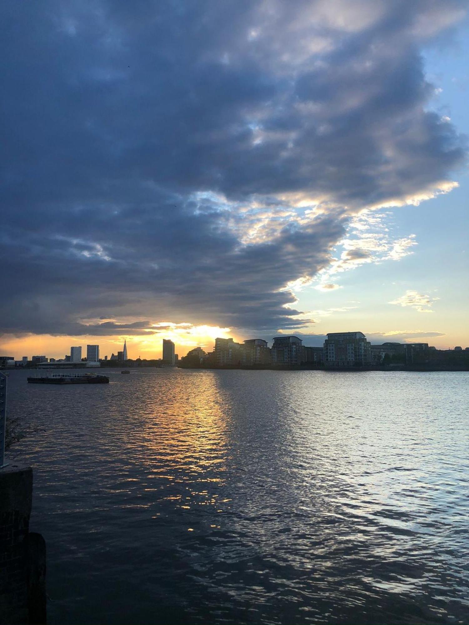 Greenwich Apartment With A River View & Balcony Near The 02 Arena & North Greenwich With Free Wifi & Fast Links Into Central London Bagian luar foto